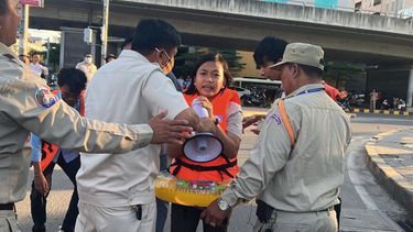 Interpellée par la police lors d’une action militante, à Phnom Penh, en février.