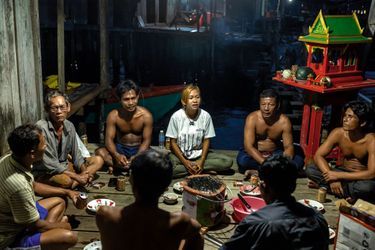 Avec des pêcheurs du village flottant de l’île de Koh Kong. Elle confie : « Il est essentiel d’aller à la rencontre des Cambodgiens pour les sensibiliser à l’écologie. »