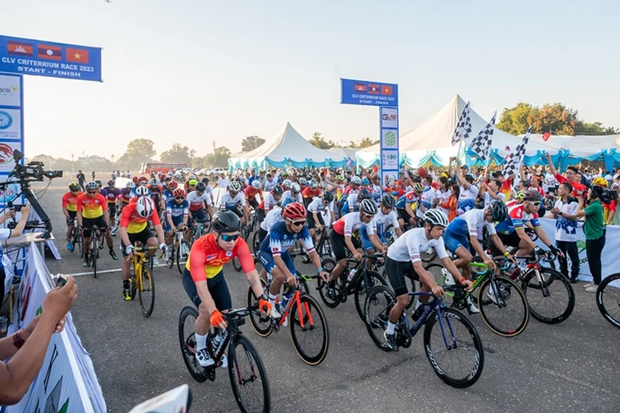 Premiere course cycliste de l'amitie Cambodge-Laos-Vietnam hinh anh 1
