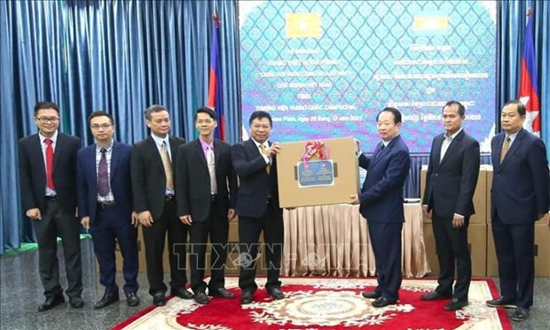 Remise de cadeaux de l’Assemblee nationale vietnamienne au Senat cambodgien hinh anh 1