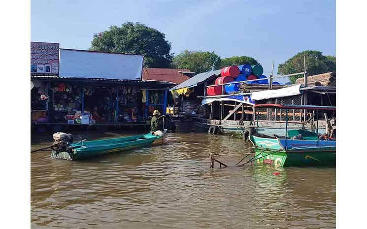 Village de pêcheur au bord du Tonlé Sap 