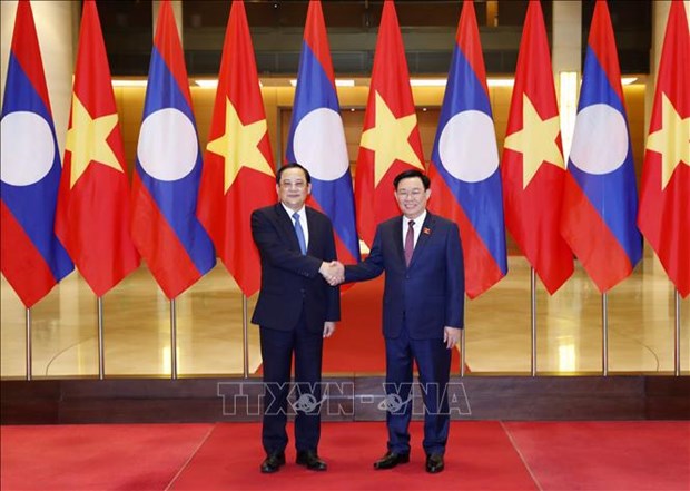 Le chef de l’AN du Vietnam Vuong Dinh Hue rencontre le PM lao Sonexay Siphandone hinh anh 1