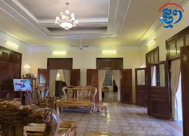 Certaines salles du musée présentent le mobilier et le décor des époques passées du bâtiment. Thmey Thmey / Photo : Mom Pitu Mom Pitu