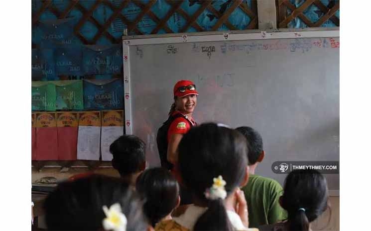 L'une des participantes enseigne à des enfants du primaire avant de distribuer le matériel d'étude. Photo : Chea Youkeang