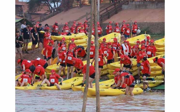 Les participantes descendent la rivière avec leurs canoës. Photo : Chea Youkeang