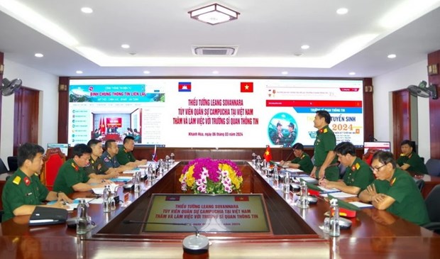 Le Vietnam et le Cambodge cooperent dans la formation d’officiers des transmissions hinh anh 1