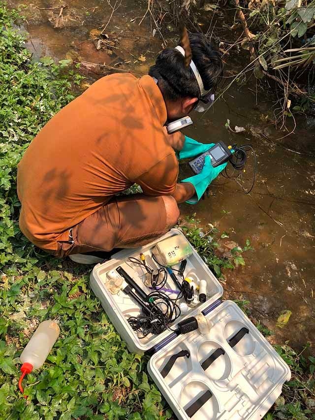 L'équipe a prélevé des échantillons d'eau à plusieurs endroits le long du canal, dans la rivière Nam Khan et dans le Mékong afin d'évaluer les effets de la marée noire. Photo : MRC / Chandaly Mao