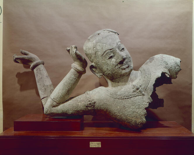 Buste du Vishnou en bronze à quatre bras du temple du Mébon occidental, à Angkor (Cambodge). Cliché pris entre 1962 et 1966 au Musée national du Cambodge, à Phnom Penh.