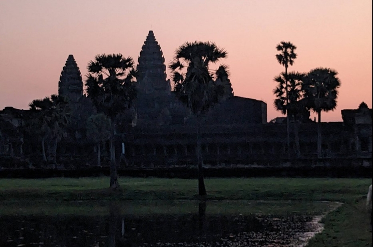 Lever de soleil a Angkor (@Iris Martet)