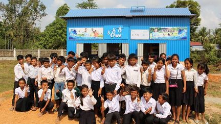 Les kiosques à eau fournissent aussi du travail à sept cents personnes dans le villages du Cambodge. (mille et une fontaines)