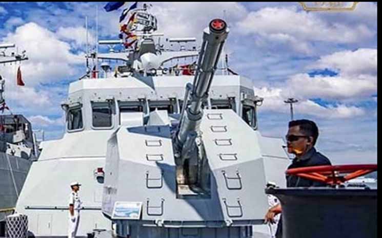 , Deux navires de guerre chinois à quai à la base de Ream au Cambodge